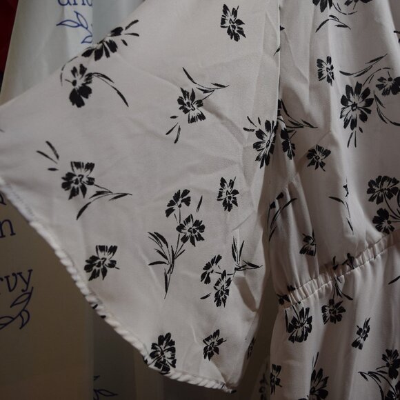 Torrid Black & white Floral Faux Wrap Blouse, Size 5 - Picture 5 of 8